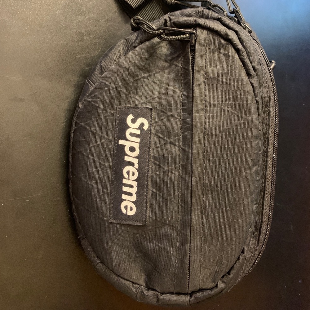 AUTHENTIC Supreme FW 18 Waist Bag